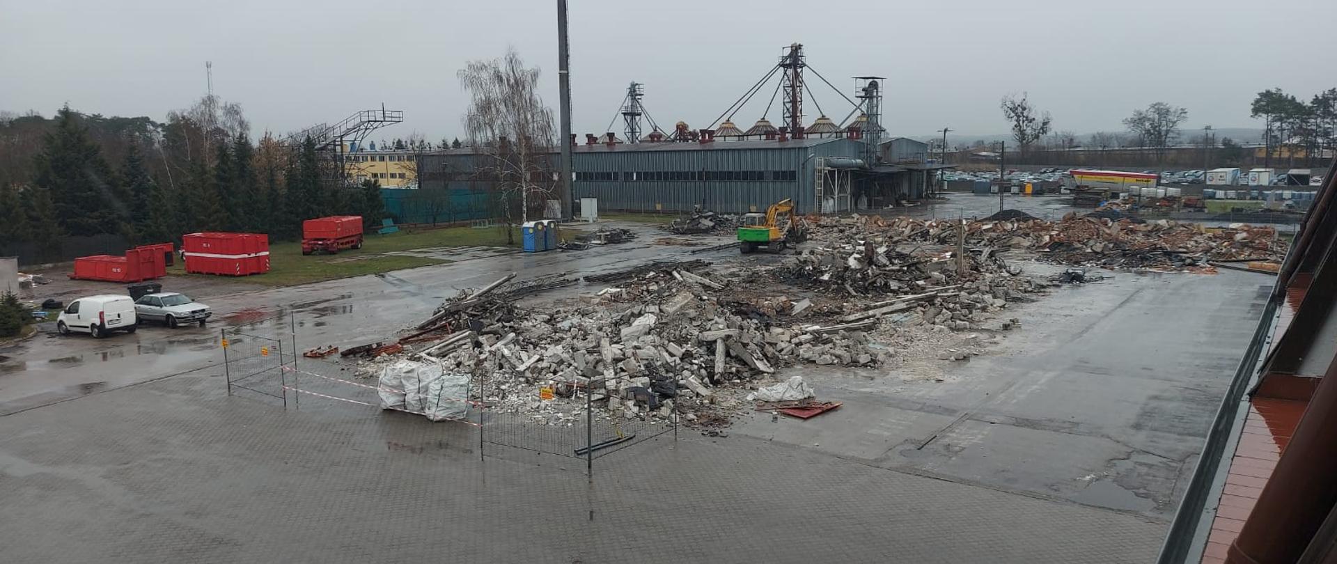 Na zdjęciu prace wyburzeniowe prowadzone przy użyciu ciężkiego sprzętu budowlanego.