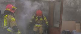 Pożar kotłowni na terenie zakładu produkcyjnego w Koźminie Wielkopolskim. Duże zadymienie wewnątrz obiektu. Strażacy wychodzą ze strefy zadymienia po zakończonych działaniach gaśniczych.