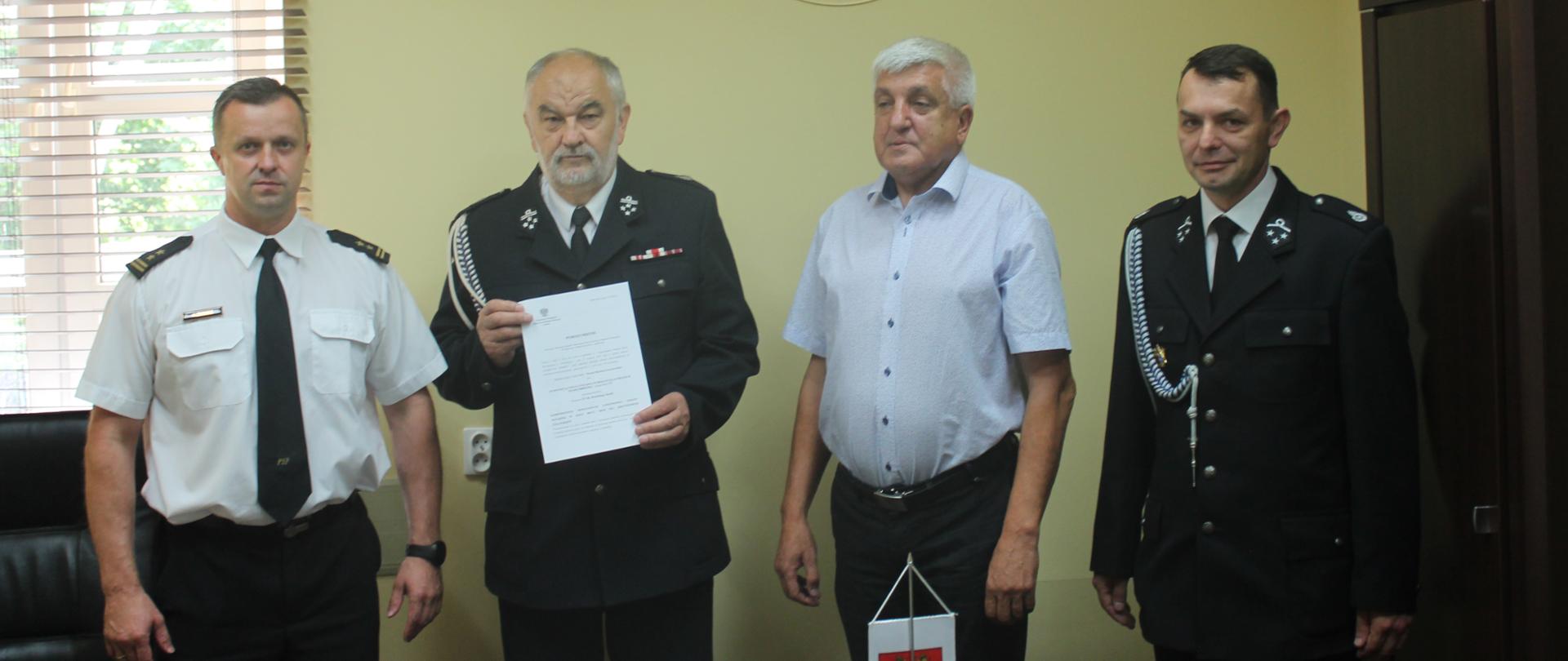 Zdjęcie przedstawia komendanta powiatowego PSP w Kole, wójta gminy Dęby Szlacheckie oraz przedstawicieli OSP Dęby Szlacheckie podczas podpisania porozumienia.