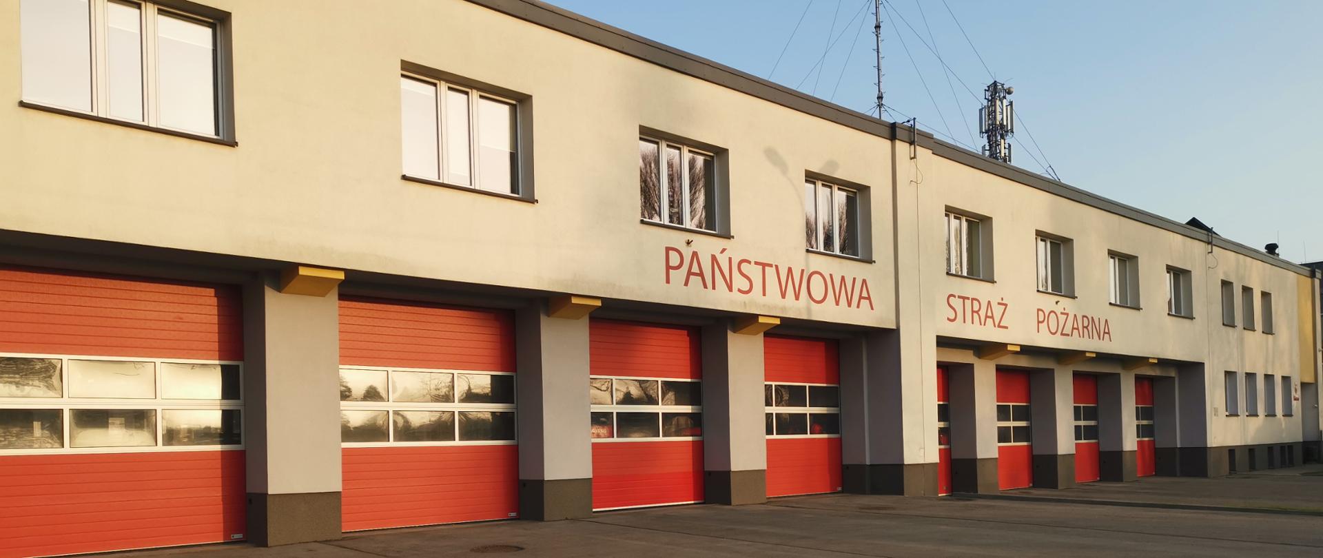 Zdjęcie przedstawia budynek Komendy Miejskiej Państwowej Straży Pożarnej w Jaworznie od strony ul.Krakowskiej.