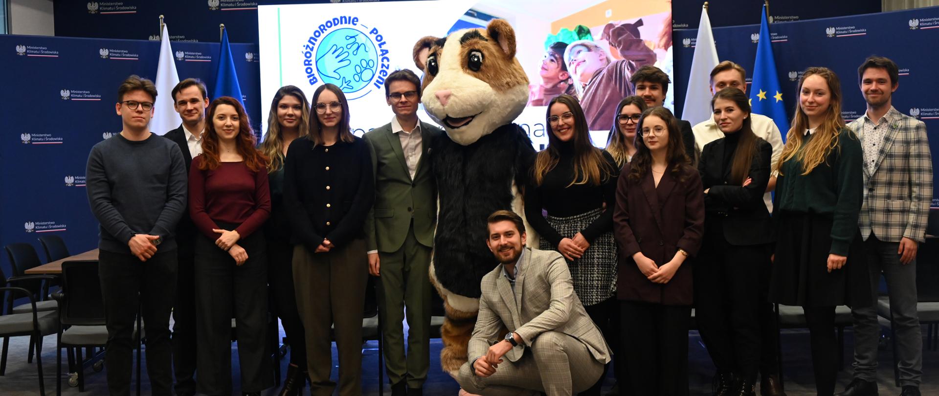Młodzieżowa Rada Klimatyczna z maskotką chomika europejskiego z kampanii Bioróżnorodność.