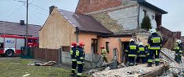 Gruzowisko po wybuchu gazu. Trwają prace rozbiórkowe budynku przez strażaków.