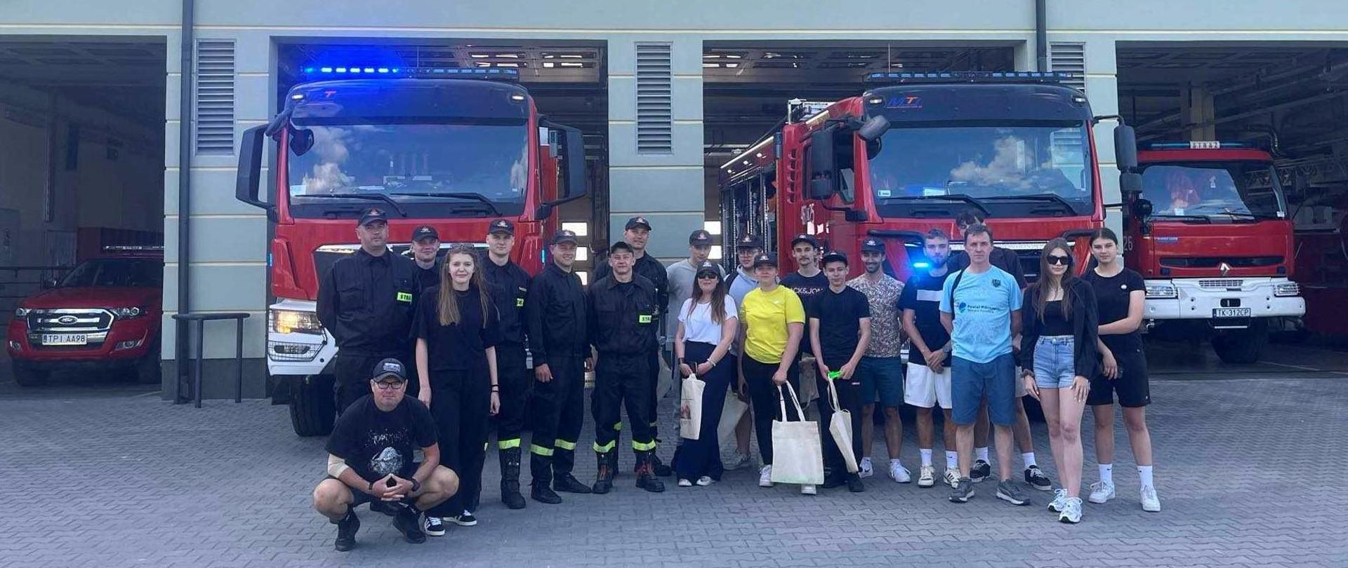 WIZYTA MŁODZIEŻY Z FRANCJI W KOMENDZIE POWIATOWEJ PAŃSTWOWEJ STRAŻY POŻARNEJ W PIŃCZOWIE 