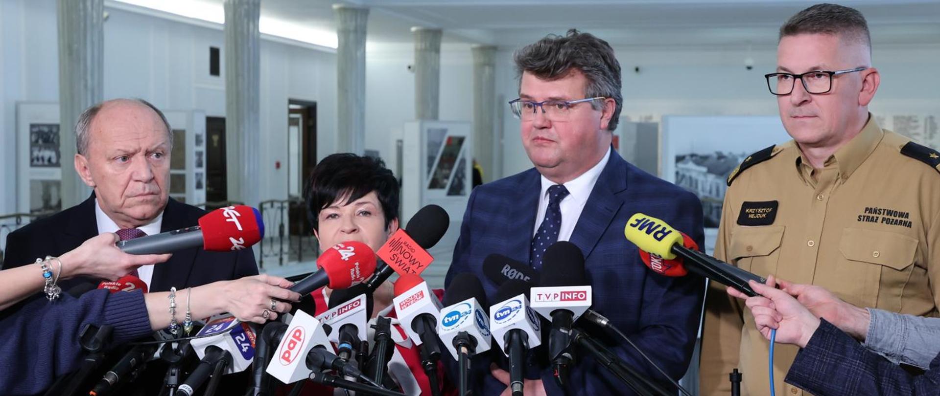Na zdjęciu 4 osoby na konferencji prasowej w sejmie.