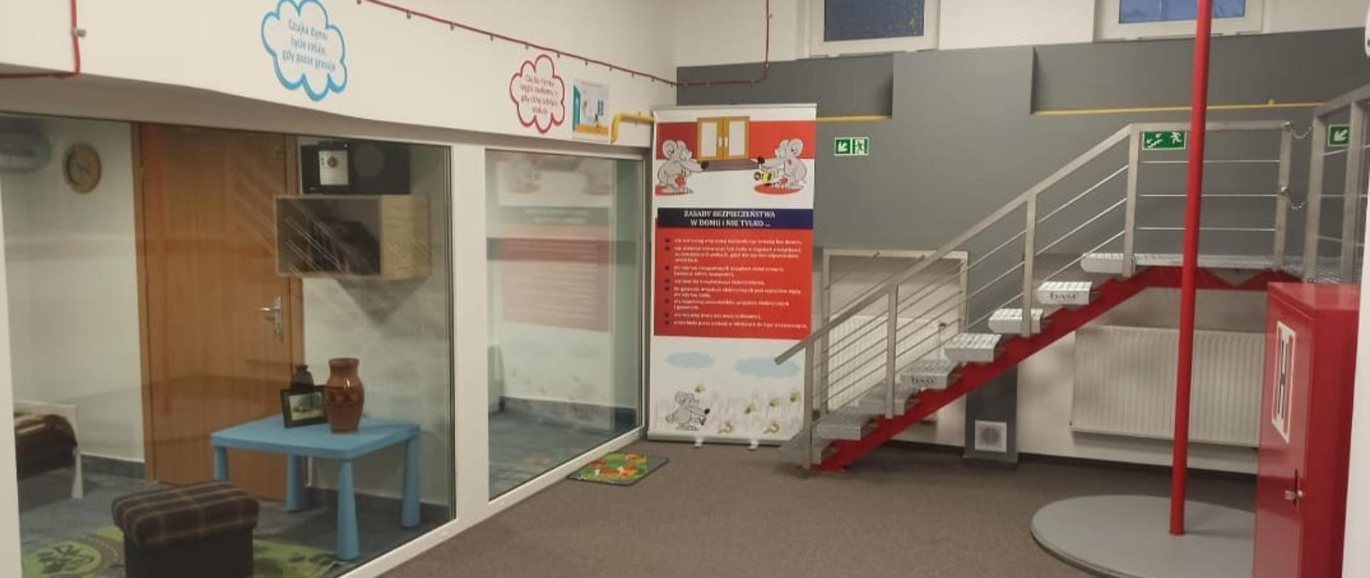 Zdjęcie przedstawia wnętrze sali edukacyjnej w KP PSP w Pruszczu Gdańskim