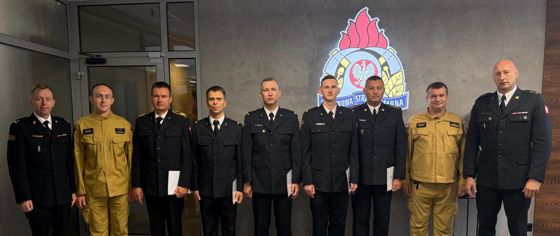 Awansowani strażacy wspólnie z kierownictwem komendy