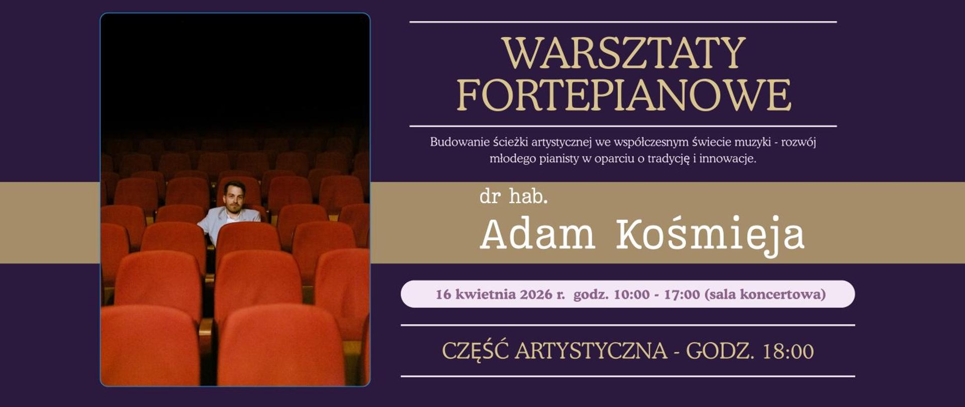 Na fioletowym tle kremowy pasek po środku z prawej strony zdjęcie w śród czerwonych foteli widowni siedzi mężczyzna w jasnej marynarce i białej koszuli, włosy ciemne, uśmiecha się.