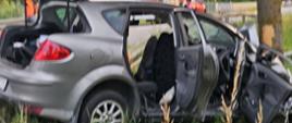 Uszkodzony samochód osobowy uczestniczący w wypadku, za nim pojazd ratowniczo – gaśniczy JRG w Pińczowie.