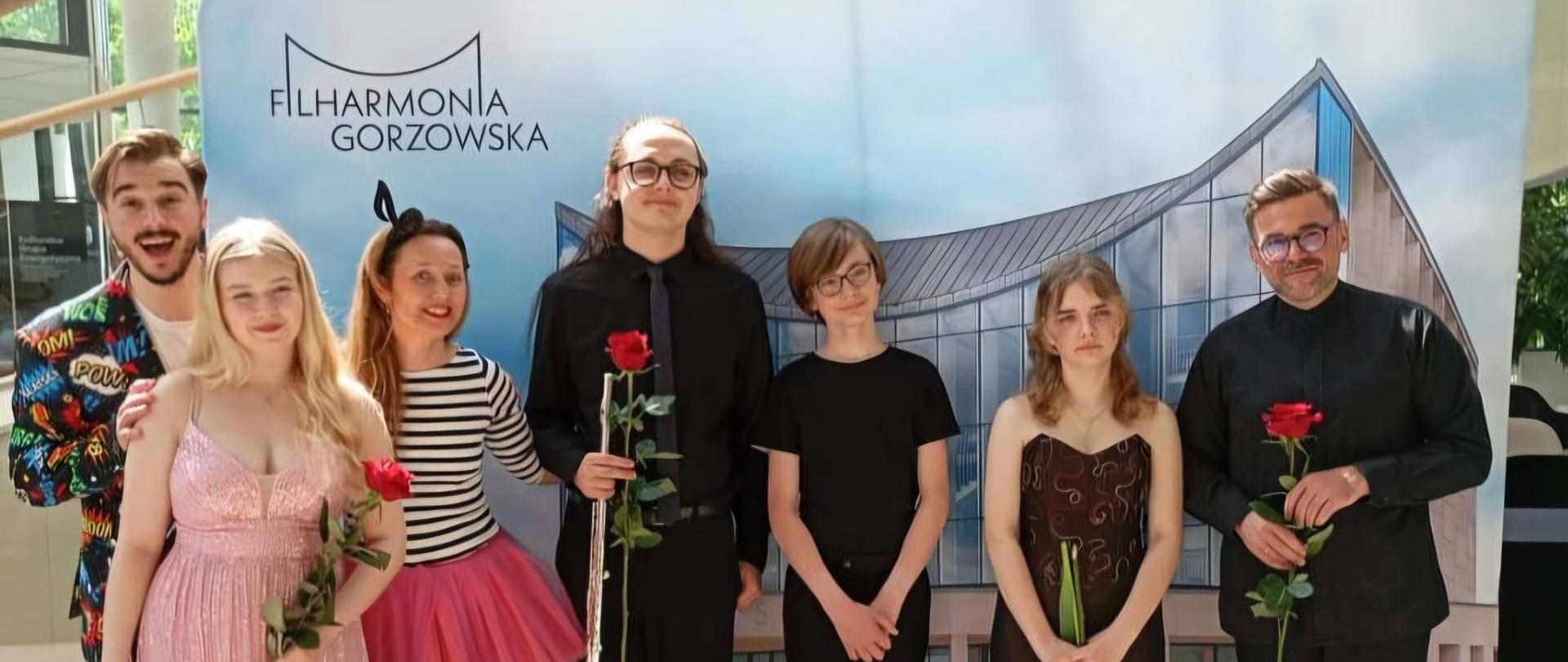 Grupa dorosłych i dzieci w Filharmonii Gorzowskiej