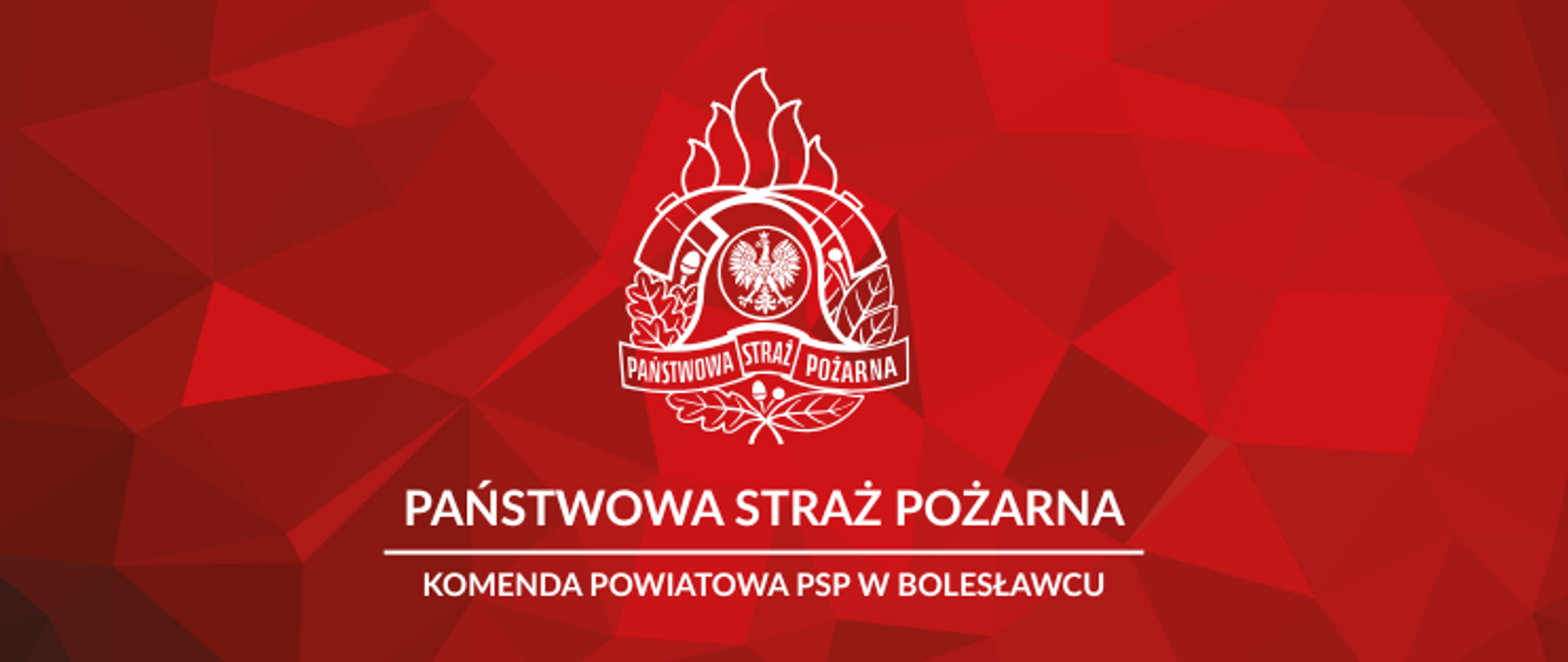 Grafika w formie podłużnego baneru przedstawia oficjalne logo Państwowej Straży Pożarnej w Bolesławcu. Na środku, na ciemnoczerwonym tle o geometrycznym wzorze przypominającym kryształy lub poligony, umieszczony jest biały, liniowy znak graficzny (godło) przedstawiający stylizowany hełm strażacki z polskim orłem, otoczony płomieniami i liśćmi dębu. Poniżej znajduje się biały napis: „PAŃSTWOWA STRAŻ POŻARNA”, a pod poziomą kreską mniejszym drukiem: „KOMENDA POWIATOWA PSP W BOLESŁAWCU”.