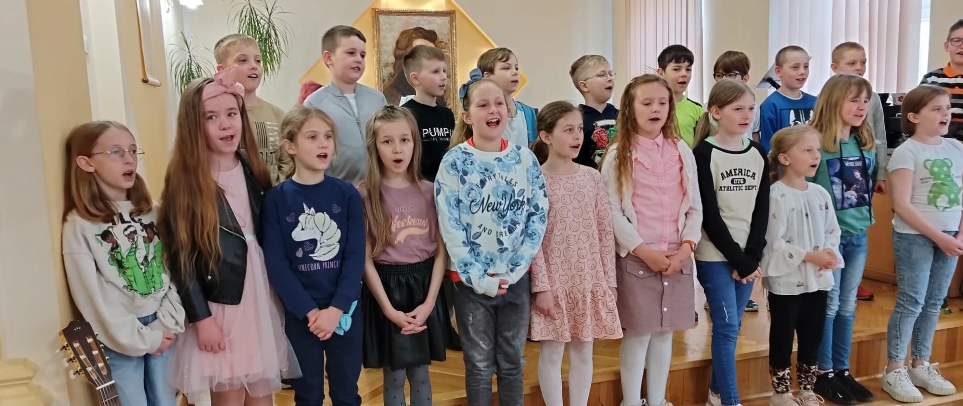 Grupa dzieci pozująca do zdjęcia grupowego podczas audycji muzycznych w PSM I st. w Kłodzku 11 maja 2023