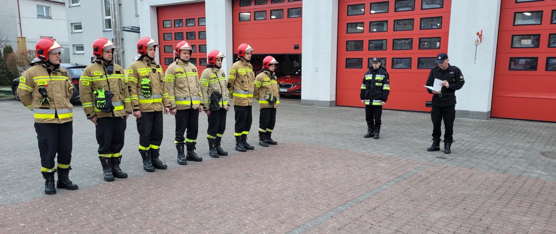 Na zdjęciu strażacy podczas uroczystej zbiórki