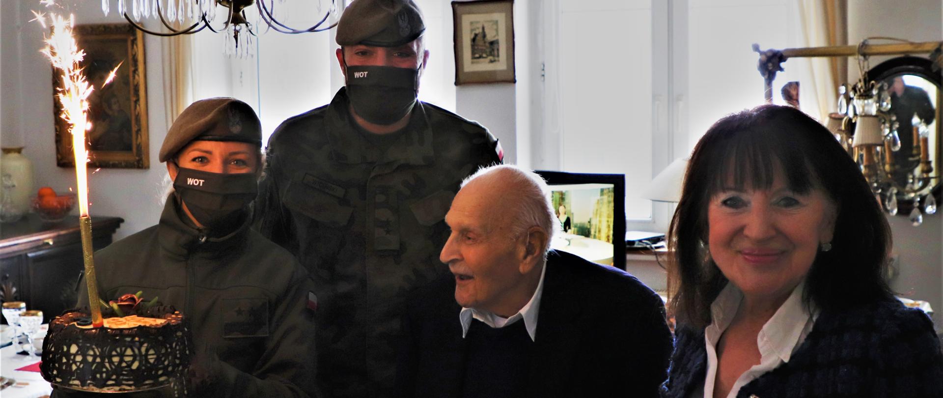 ludzie, tort, urodzinowa impreza