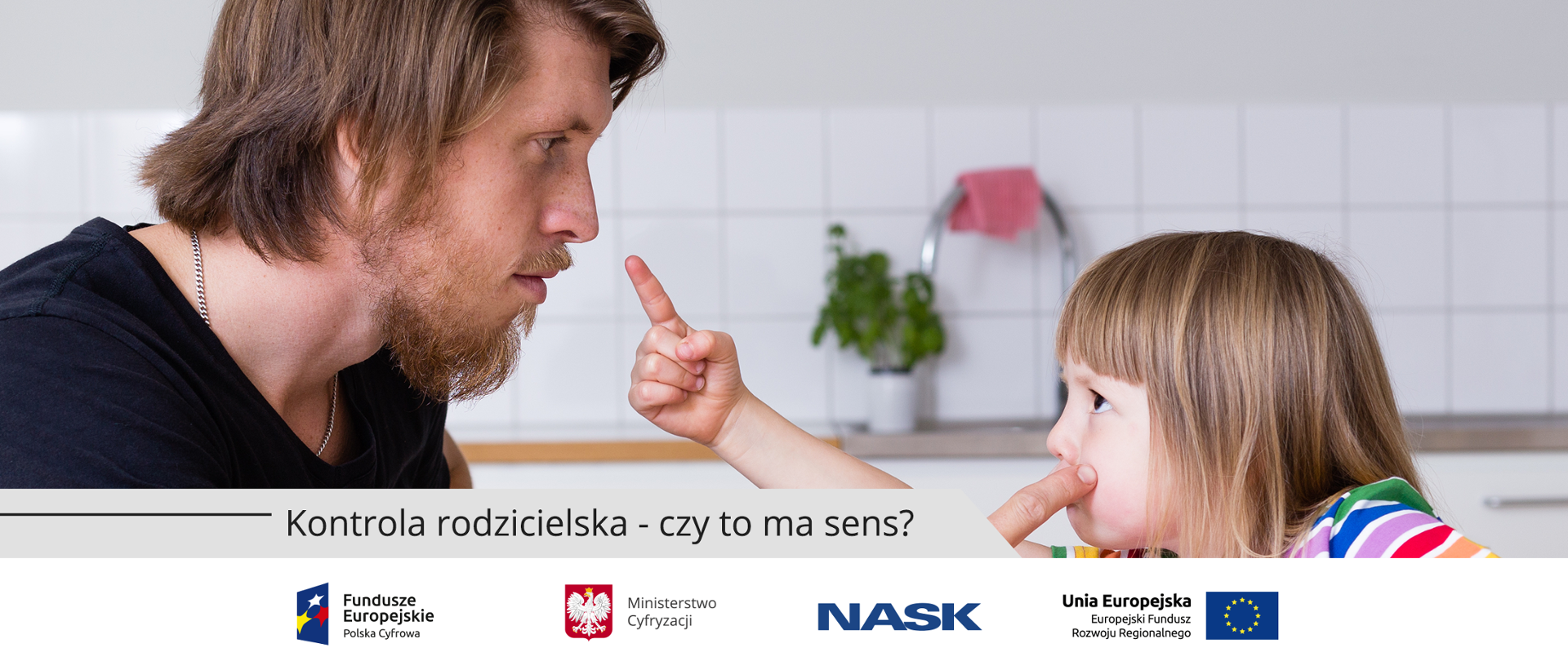 Ojciec i córka w bliskim ujęciu, patrzą na siebie, dziewczynka wskazuje na mężczyznę palcem