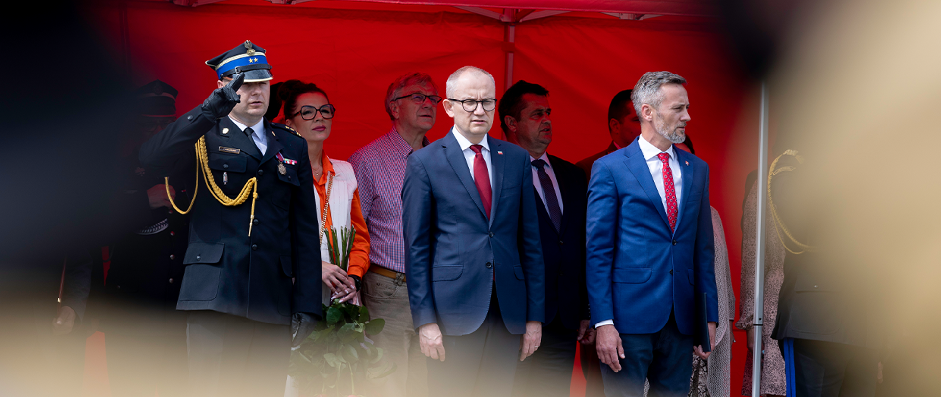 Na zdjęciu wiceminister Błażej Poboży podczas uroczystego apelu w towarzystwie zaproszonych gości.