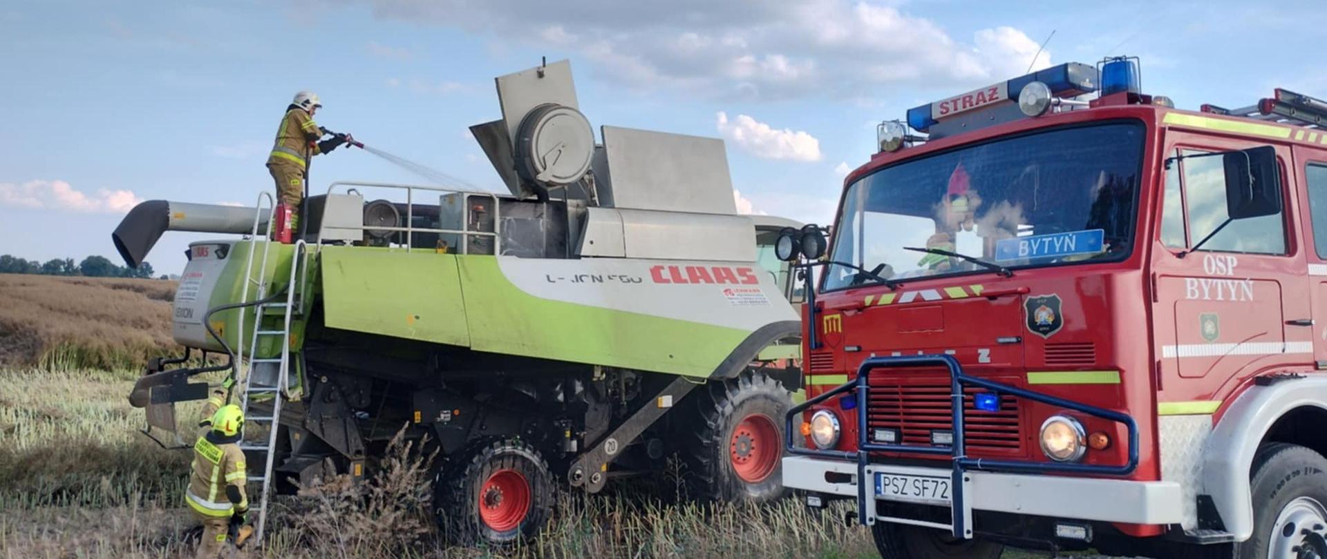 Strażacy gaszą pożar kombajnu