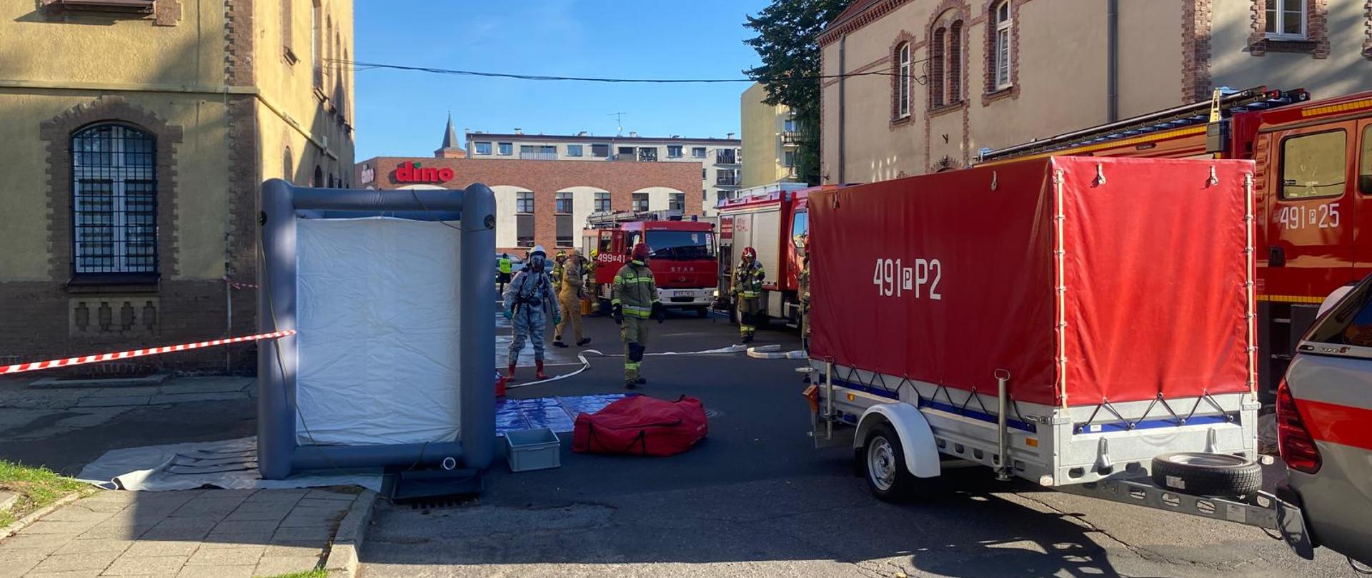 Zdjęcie przedstawia działania służb podczas ćwiczeń.