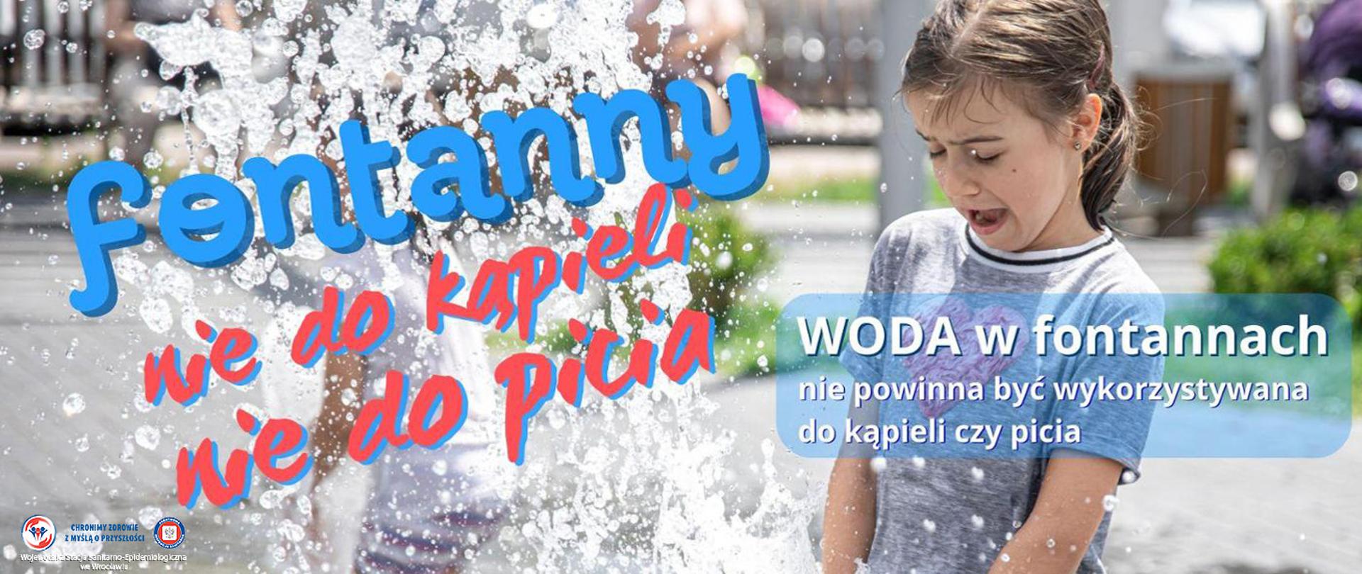 Dziewczynka chlapiąca się wodą z fontanny