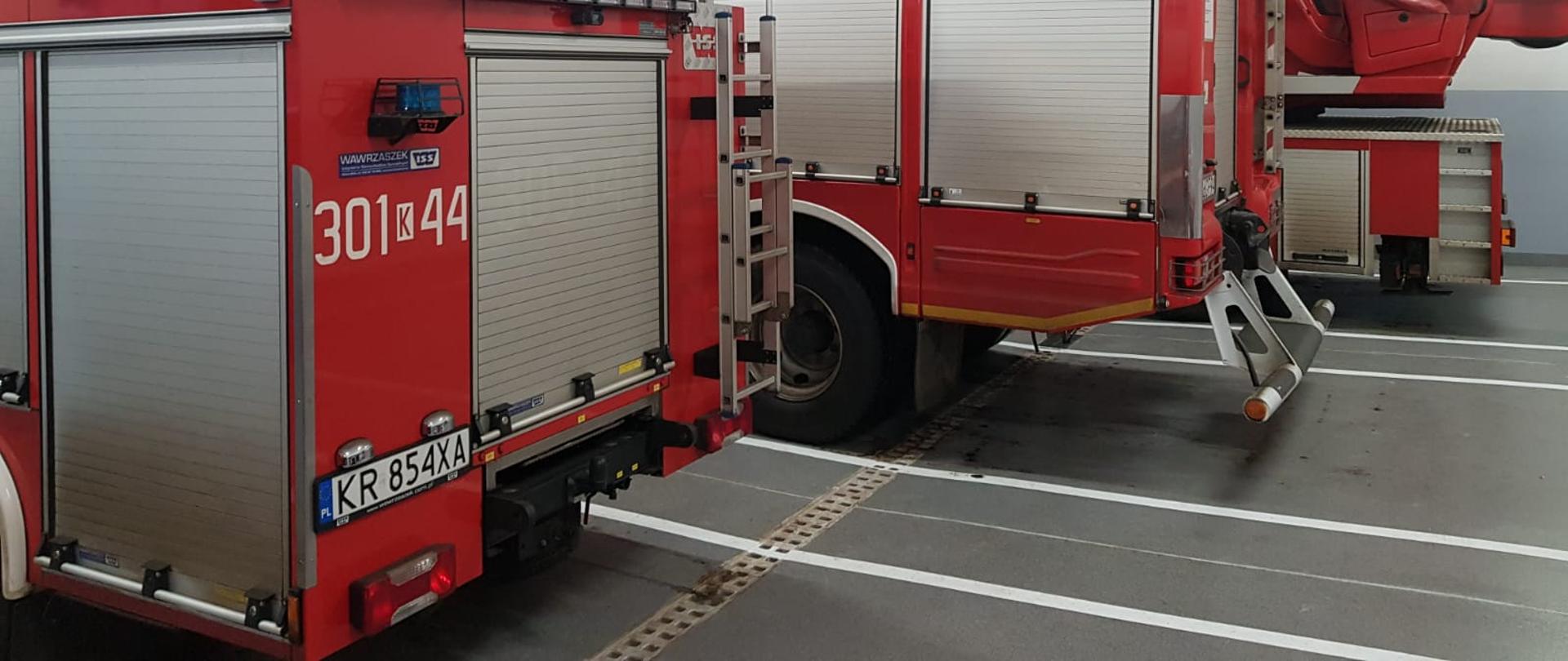 zdjęcie przedstawia nową posadzkę w jrg nr 1 z pojazdami ratowniczo - gaśniczymi.