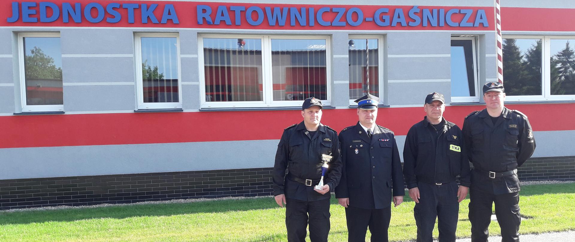 Wspólne zdjęcie uczestników z komendantem powiatowym Tomaszem Lewandowskim. w tle budynek JRG w Złotowie 