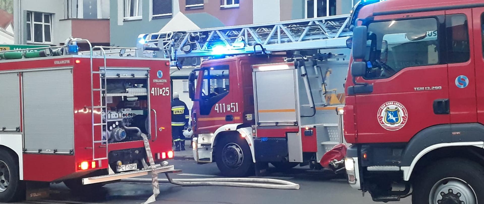 Strażacy pomagają w transporcie na szczepienia przeciw COVID-19