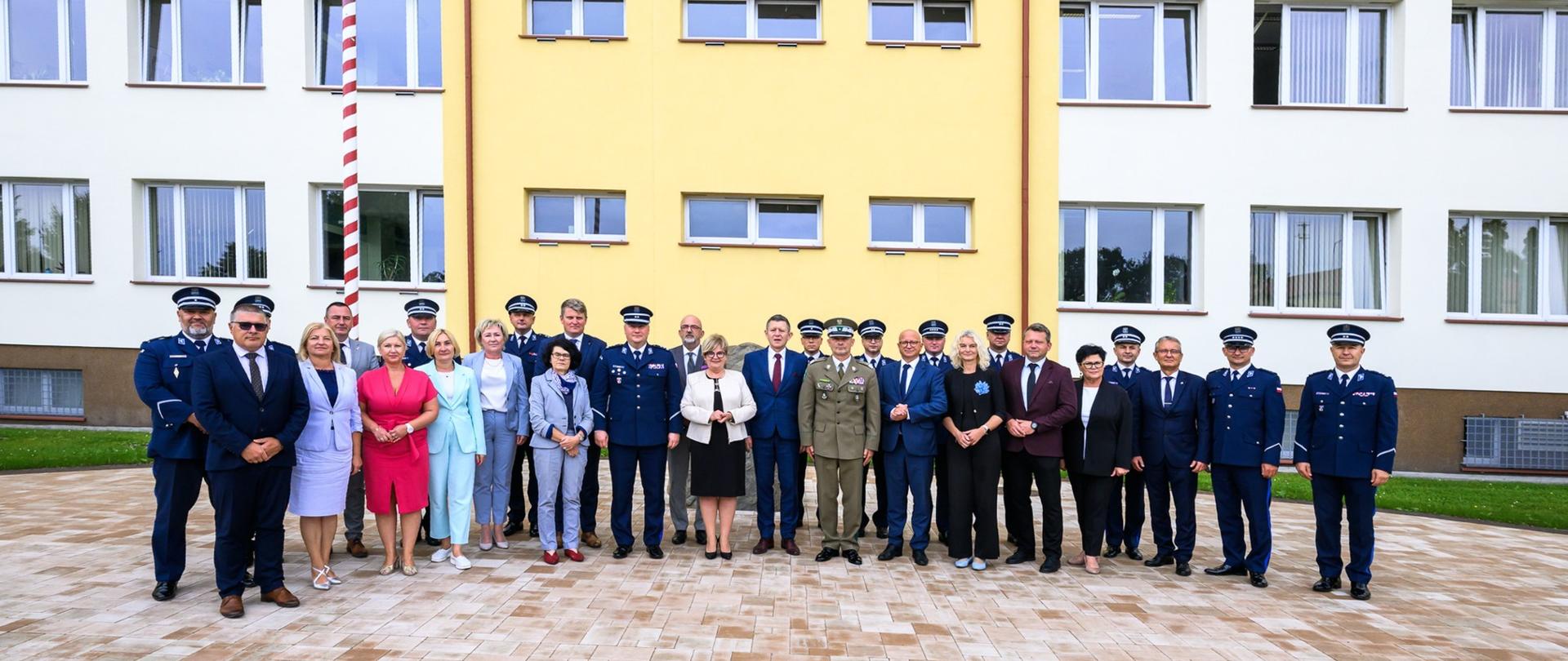 Zdjęcie przedstawia uczestników uroczystości podpisania porozumienia między strażą graniczną, policją a podkarpackimi szkołami średnimi