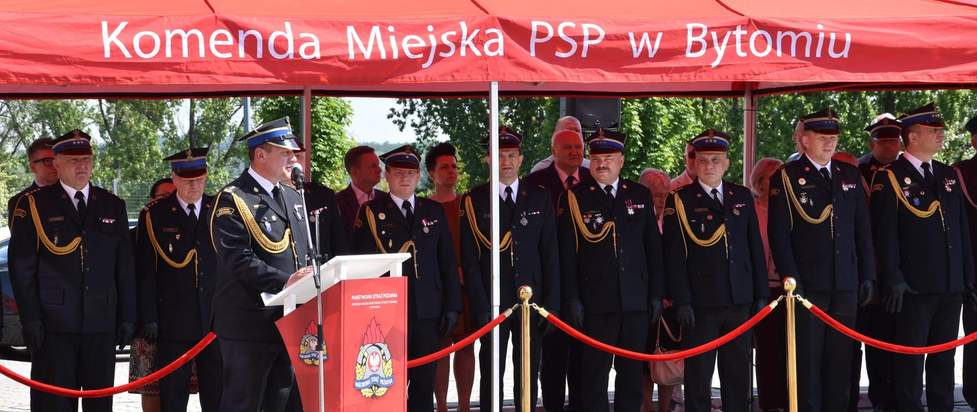 Przemówienie Komendanta, w tle zgromadzeni goście.