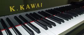 Klawiatura fortepianu, widoczny napis K. Kawai