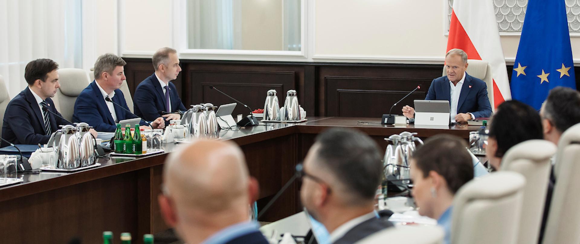 Posiedzenie Rady Ministrów - przyjęcie projektu ustawy budżetowej na 2026 r. Na zdjęciu Premier Donald Tusk, Minister Finansów i Gospodarki Andrzej Domański, Minister-członek Rady Ministrów Szef Kancelarii Prezesa Rady Ministrów Jan Grabiec oraz Wiceminister Obrony Narodowej Cezary Tomczyk oraz pozostali członkowie Rady Ministrów.