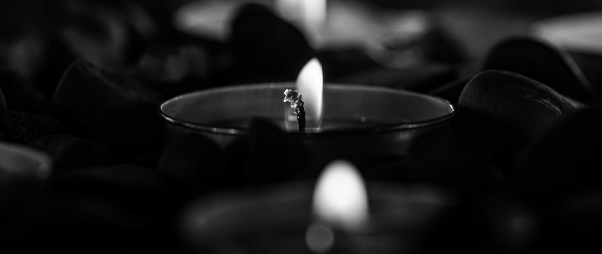 Czarno-białe zdjęcie - zapalone świeczki