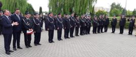 Zdjęcie przedstawia druhów OSP, którzy otrzymali decyzję o wręczeniu świadczenia ratowniczego 