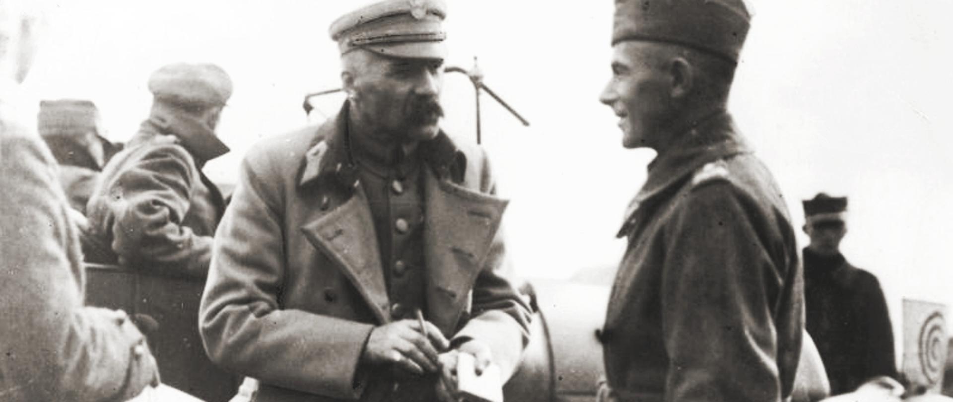 9. Naczelnik Państwa Józef Piłsudski i gen. Edward Rydz-Śmigły podczas wojny polsko-bolszewickiej. Zdjęcie nieznanego autora. Źródło – Wikimedia Commons [25.06.2020]; Kurjer S.A., Kraków 1935.
