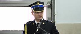 Zdjęcie przedstawia nowego zastępcę Komendanta Powiatowego podczas przemowy. 