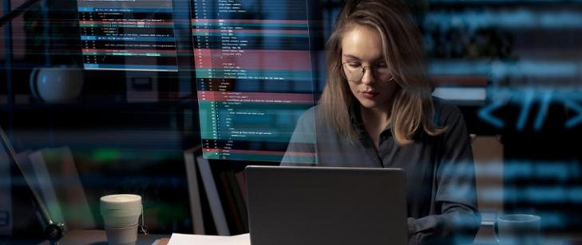 Kobieta w okularach przy laptopie