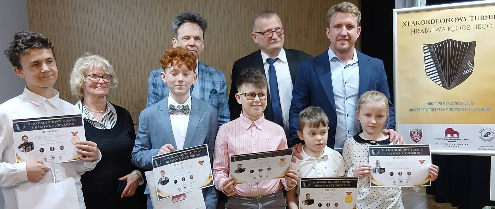 Galeria 18 zdjęć z XI Akordeonowego Turnieju Hrabstwa Kłodzkiego - uczniowie grają na akordeonach - 28.03.2026 r.