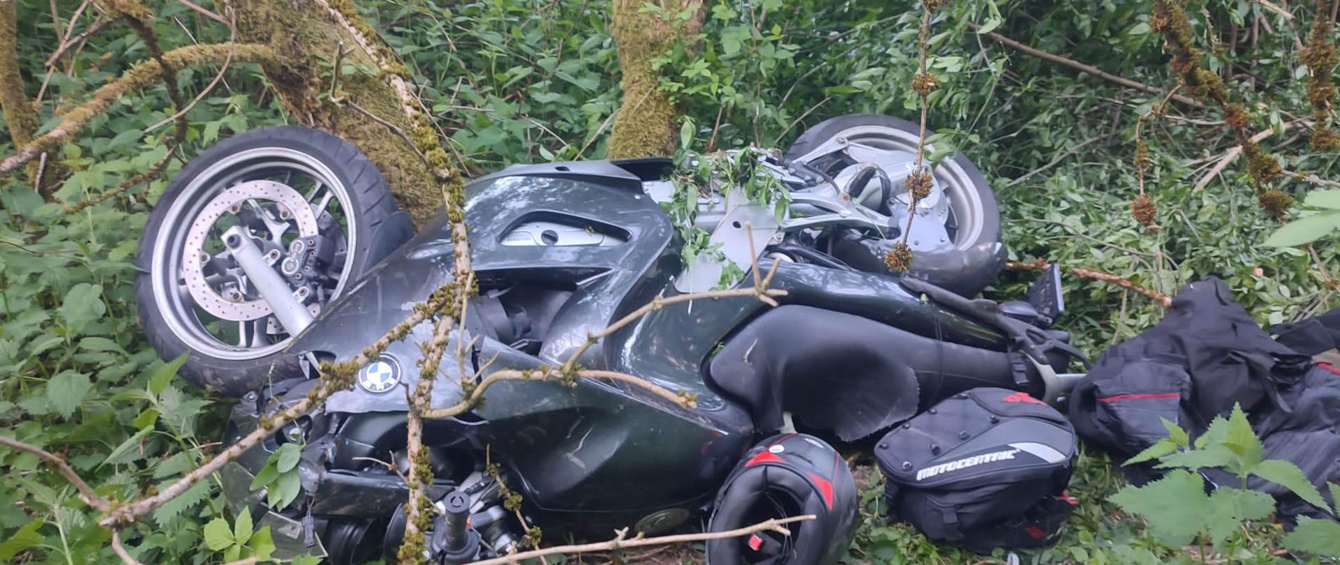 Przewrócony motor w pokrzywach.