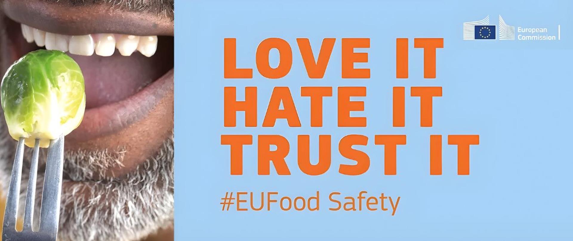 Zbliżenie na uśmiechniętego mężczyznę trzymającego na widelcu brukselkę; obok na niebieskim tle widnieje hasło „LOVE IT HATE IT TRUST IT #EUFood Safety” oraz logo Komisji Europejskiej.