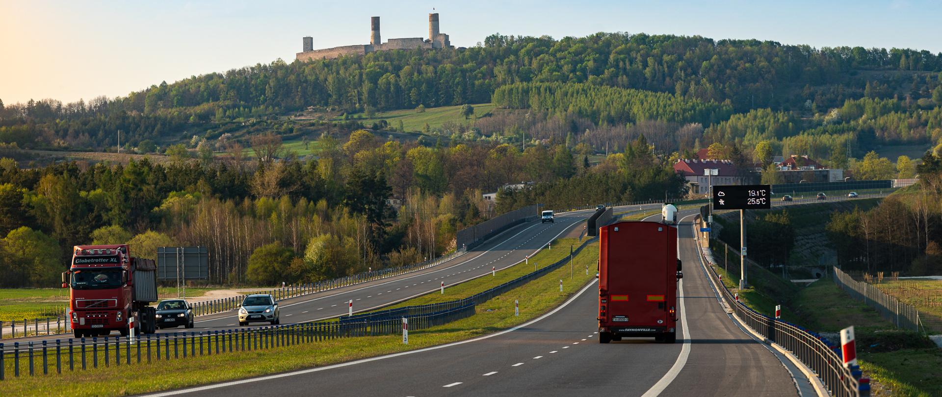Na zdjęciu droga ekspresowa S7 a na niej jadące pojazdy