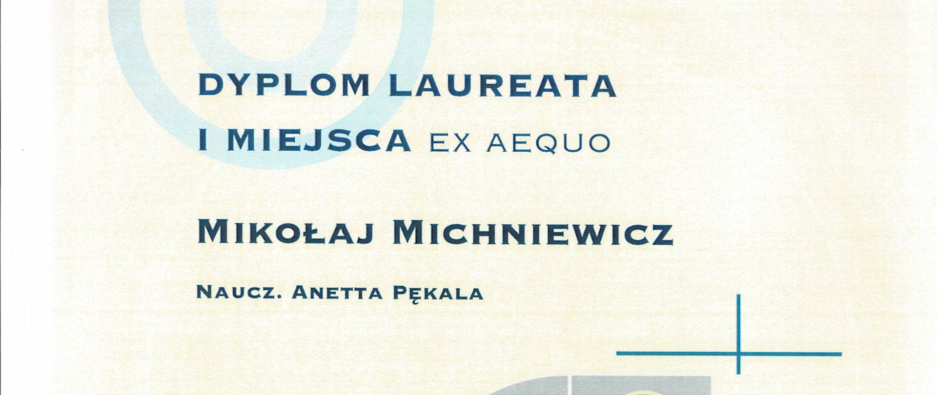 Na szarym tle ramka w kolorach sepii, w tle niebieskie kółka oraz kształty geometryczne tworzące zarysy fortepianu. W prawym górnym roku logo Państwowej Szkoły Muzycznej I stopnia w Kolbuszowej - Klawisze fortepianu w kształcie kostki. Poniżej tekst nagłówka w kolorze granatowym : I Ogólnopolski Konkurs Pianistyczny Muzyki Polskiej . Dyplom Laureata I miejsca Ex aequo Mikołaj Michniewicz , Nauczyciel Anetta Pękala. Na tle kształtu fortepianu tekst: Jury: Mgr Elżbieta Hoffman, Dr Tomasz Lupa, Dr hab. Piotr Różańsk. Obok nazwisk nieczytelne podpisy. Na dole ramki data: Kolbuszowa, 17-18 grudnia 2022