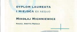 Na szarym tle ramka w kolorach sepii, w tle niebieskie kółka oraz kształty geometryczne tworzące zarysy fortepianu. W prawym górnym roku logo Państwowej Szkoły Muzycznej I stopnia w Kolbuszowej - Klawisze fortepianu w kształcie kostki. Poniżej tekst nagłówka w kolorze granatowym : I Ogólnopolski Konkurs Pianistyczny Muzyki Polskiej . Dyplom Laureata I miejsca Ex aequo Mikołaj Michniewicz , Nauczyciel Anetta Pękala. Na tle kształtu fortepianu tekst: Jury: Mgr Elżbieta Hoffman, Dr Tomasz Lupa, Dr hab. Piotr Różańsk. Obok nazwisk nieczytelne podpisy. Na dole ramki data: Kolbuszowa, 17-18 grudnia 2022
