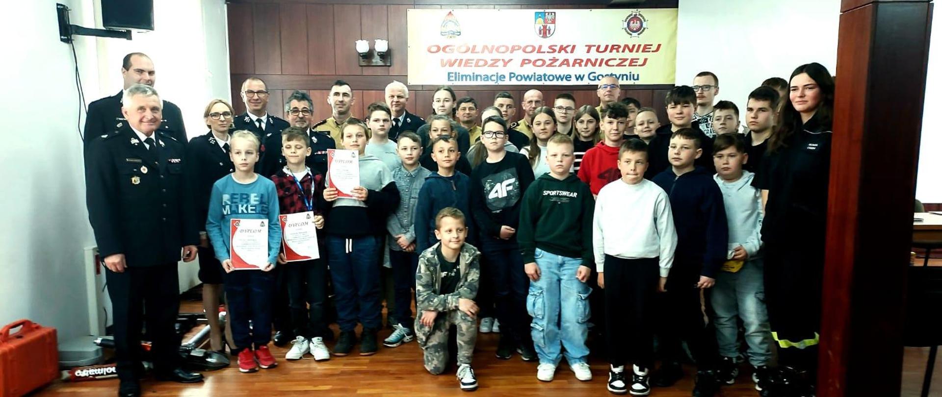 Uczestnicy turnieju na wspólnym zdjęciu. 