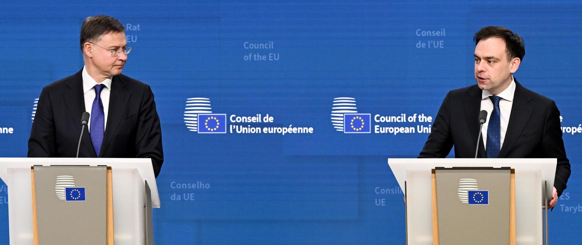 Minister finansów Andrzej Domański podczas przemówienia.