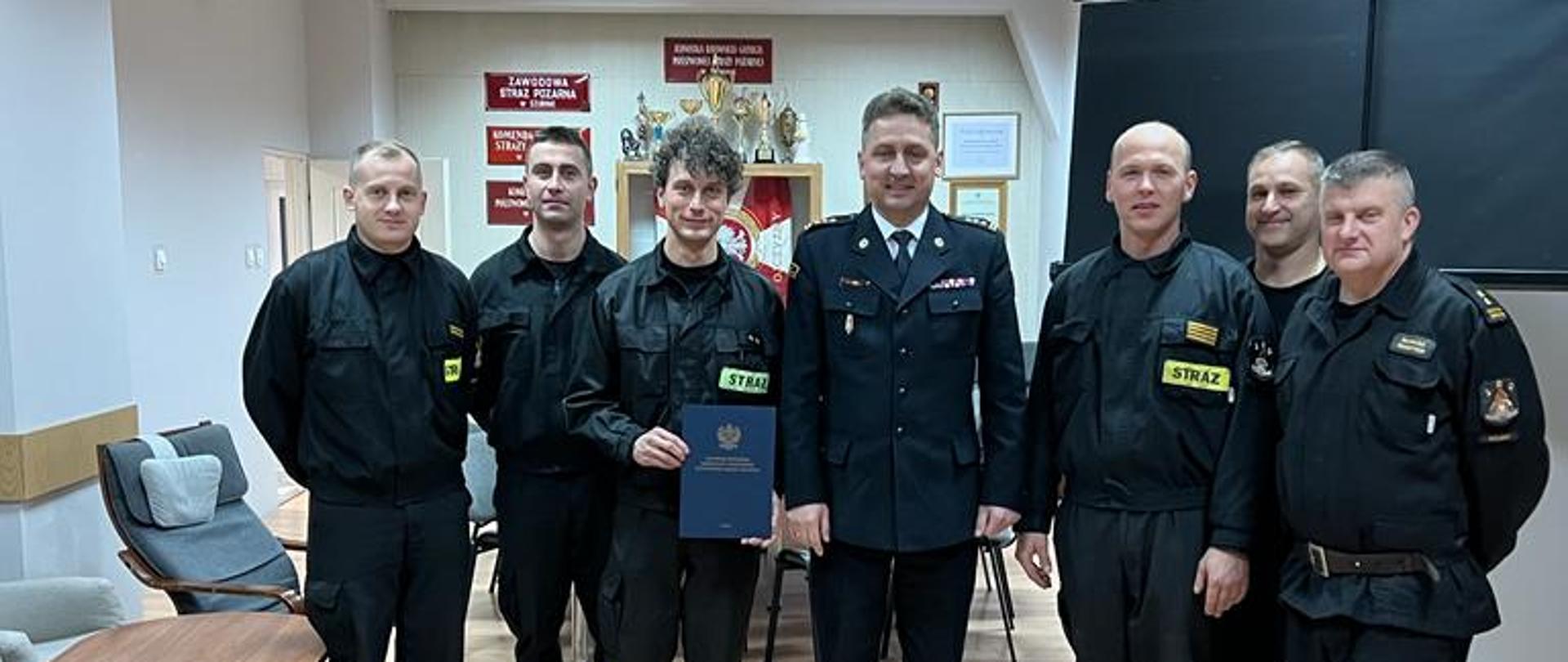 Na zdjęciu Komendant Powiatowy PSP Nakło wraz z wyróżnionymi funkcjonariuszami.
