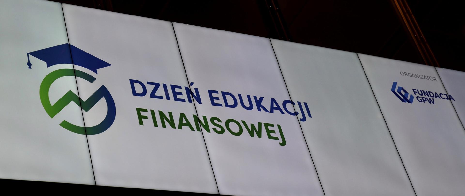 Napis Dzień Edukacji Finansowej na białym tle