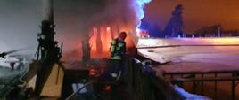 Na zdjęciu widzimy działania gaśnicze dolnego tarasu restauracji Myśliwskiej prowadzone przez strażaków z Jednostki Ratowniczo Gaśniczej