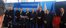 Minister funduszy i polityki regionalnej Jan Szyszko podczas uroczystości otwarcia nowego dworca autobusowego w Lublinie, wiceminister stoi przed mikrofonami, po jego lewej stronie prezydent Lublina Krzysztof Żuk