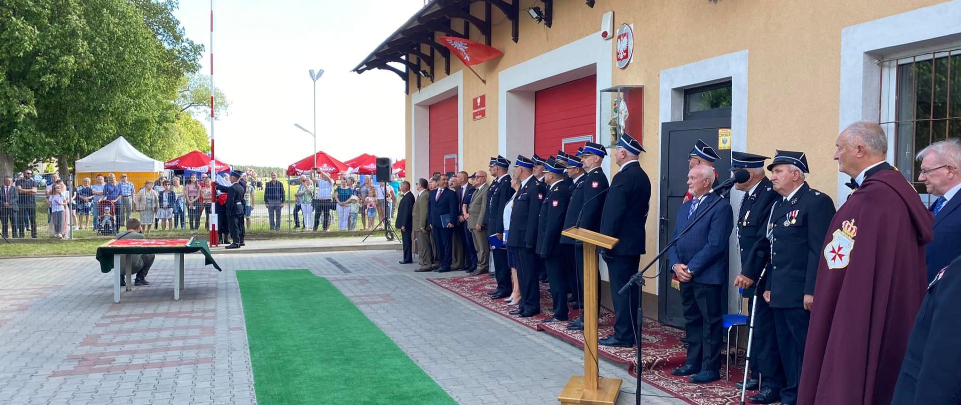 Uroczyste podnoszenie flagi