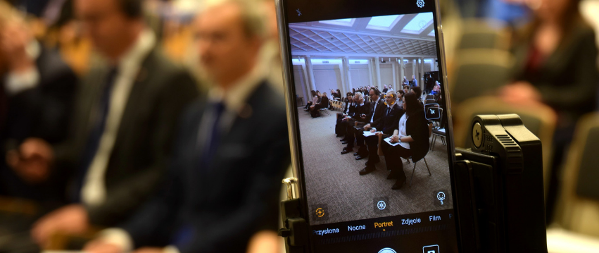 Podpisanie umowy - minister inwestycji i rozwoju Jerzy Kwieciński i ambasador Norwegii Olav Myklebust