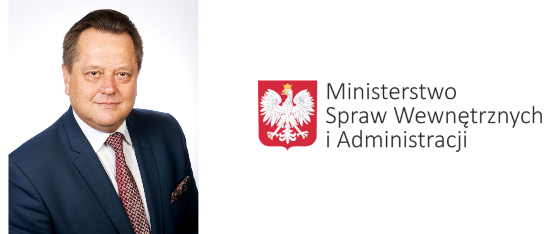 Sekretarz Stanu Ministerstwa Spraw Wewnętrznych i Administracji Jarosław Zieliński na białym tle obok logo ministerstwa