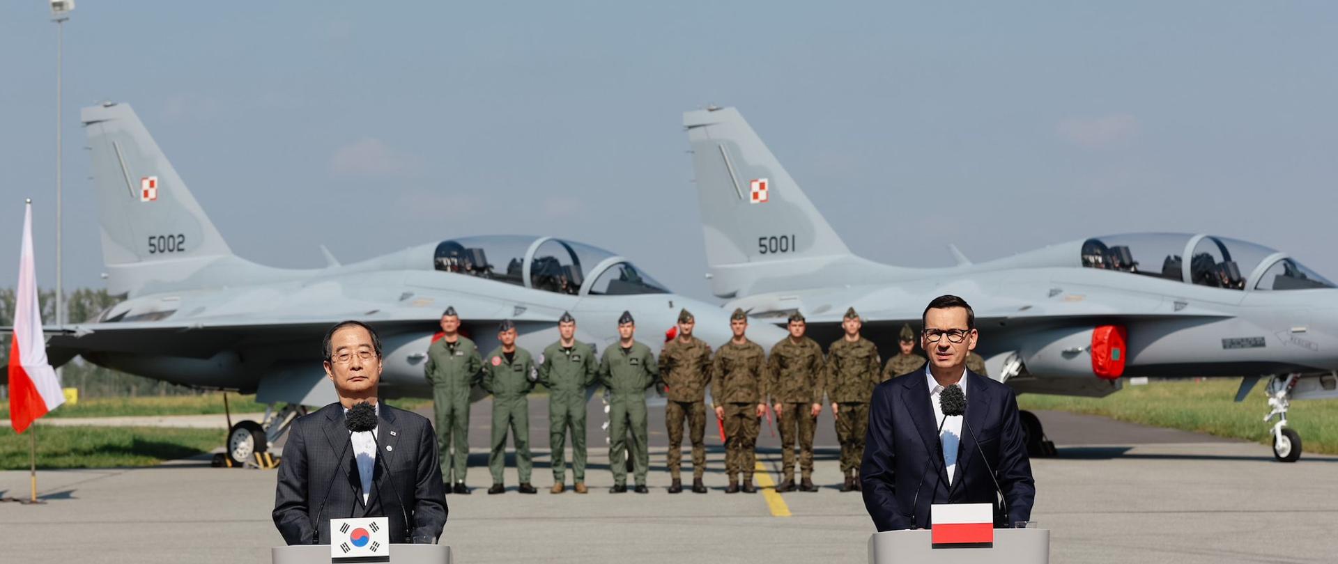 Premier Mateusz Morawiecki i premier Republiki Korei Han Duck-soo podczas oświadczenia dla mediów w 23. Bazie Lotnictwa Taktycznego w Mińsku Mazowieckim.